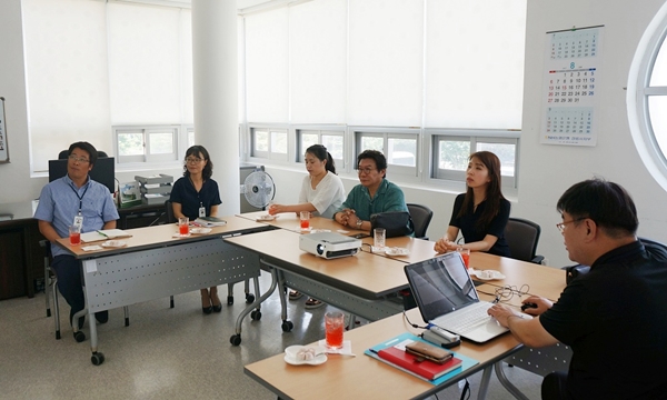 한국장애인재단 이성규 이사장(가운데 오른쪽)이 관계자들과 진 씨에 대한 관리와 자원 연계 방안을 논의하고 있다.