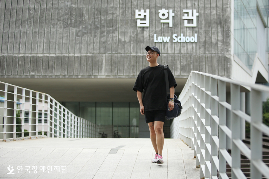 서울시립대학교 법학관 앞에서 포즈를 취하는 송영균 님