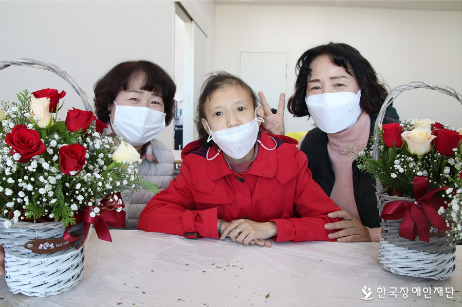 어머니(오른쪽)와 활동지원사(왼쪽)의 사랑을 듬뿍 받고 있는 김세진 씨의 모습. 