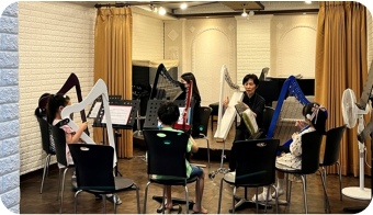 하프를 배우고 있는 사람들