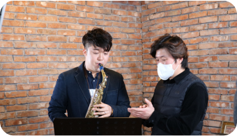 색소폰을 배우는 학생과 가르치는 선생님