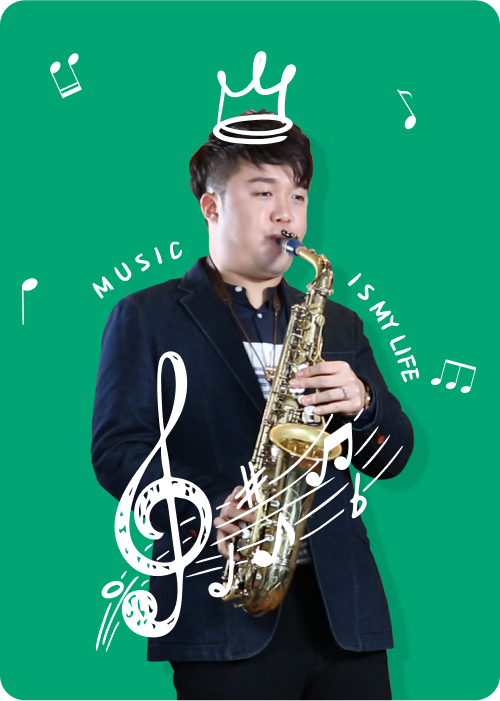 말끔하게 옷을 입고 색소폰을 부는 진현