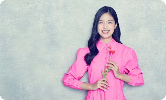 분홍색 옷을 입고 활짝 웃고있는 소정