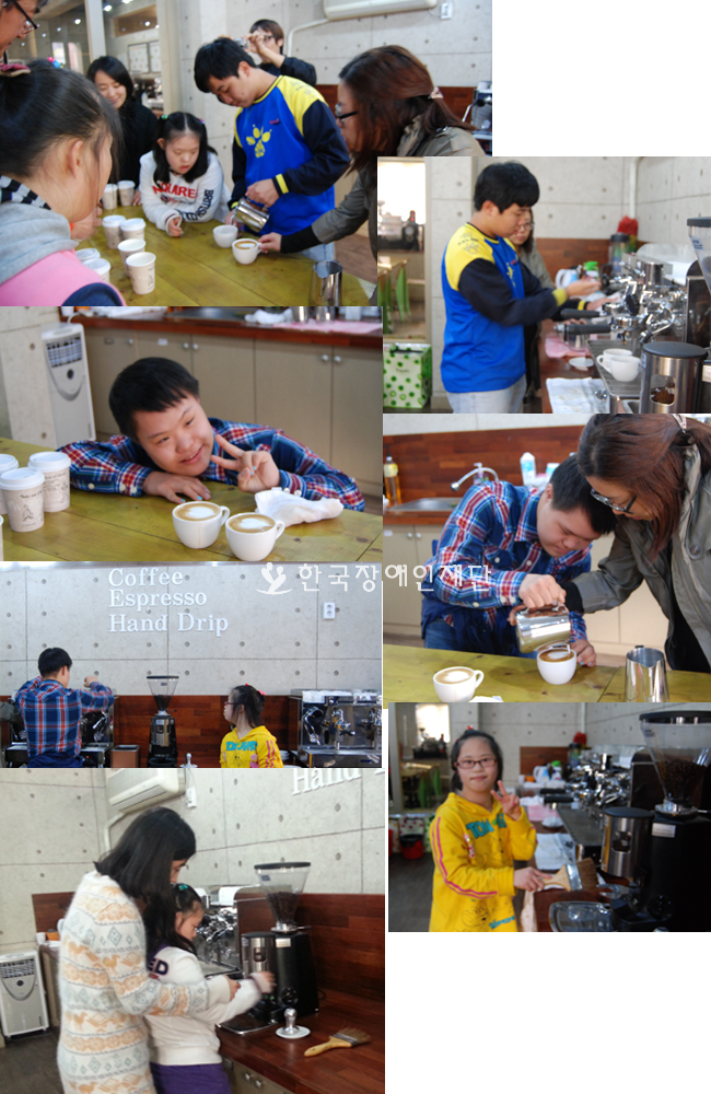 커피를 만들고 있는 장애학생들 모습
