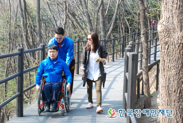 숲길을 오르며 인터뷰를 하는 이현정 기자와 우창윤씨