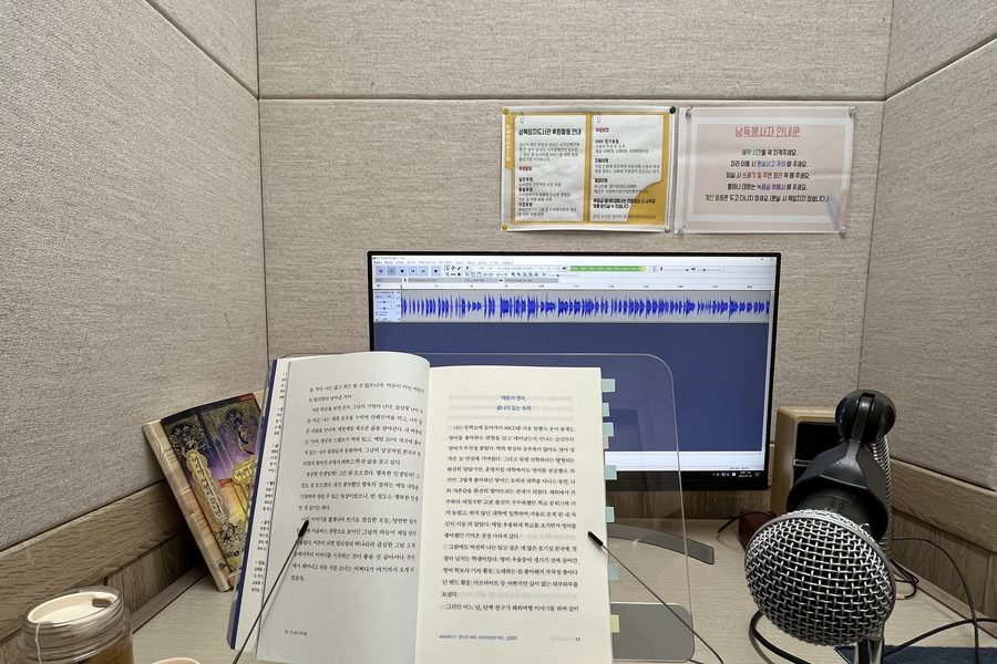 녹음실에서 낭독봉사자가 오디오북을 녹음하는 모습