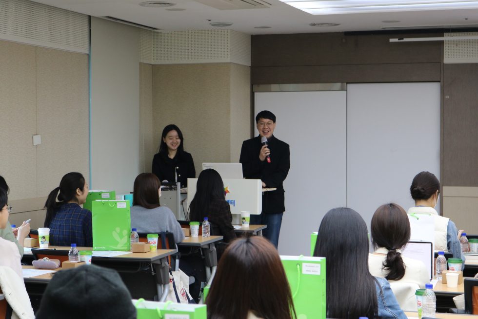 발대식에서 사업 소개를 듣는 서포터즈들