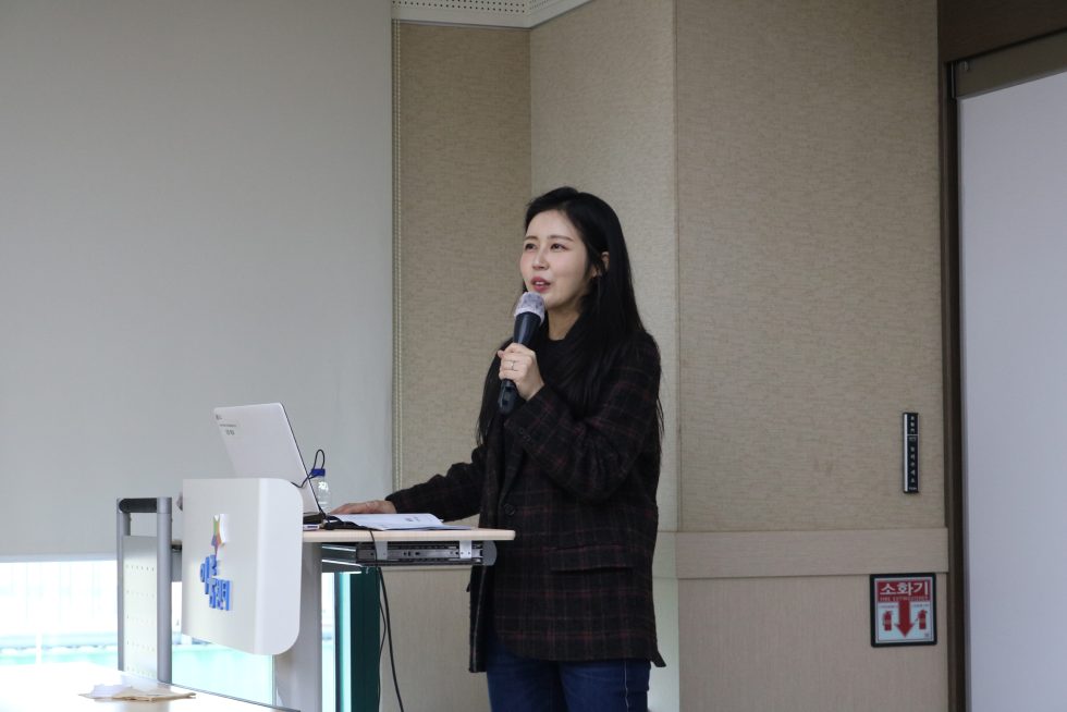 낭독교육을 진행하는 아나운서